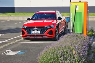 Elektromobily ztrácejí hodnotu výrazně rychleji než benzínová auta. Za 3,5 roku přišly o více než polovinu ceny
